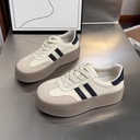 Trendy girls' sneakers with an elegant design and a comfortable round toe