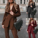 بدلة نسائية بمظهر أنيق