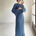 فستان أنيق متوسط الطول بأكمام جرسية مطوية يناسب مختلف الأذواق.