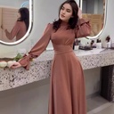 فستان نسائي أنيق بأكمام طويلة وخصر مشدود.