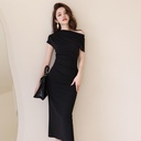فستان نسائي ضيق يبرز منحنيات الجسم.